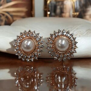 Royal Pearl Sparkle Studs – Vintage Style Elegance 👑👑